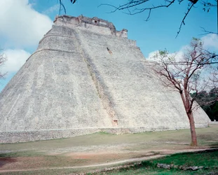 Civilização pré-colombiana: vista do templo superior no local da antiga capital maia Uxmal, estilo Puuc. Yucatan do Norte 600-900 d.C. México
