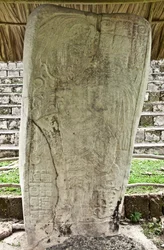 Estela 9 representando Ajb&39;alun Haab&39;tal Wat&39;ul K&39;atel, Terminal Clássico Rei de Seibal, Guatemala, comemorando o final do dia 9 de Katun em AD. 849