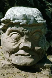 Escultura em pedra de uma cabeça de homem idoso chamada o Velho de Copán, templo 11