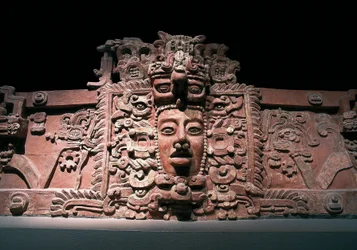 Deus Sol Kinich Ahau, do Estado de Campeche, civilização Maia, século 6-9 (stucco)