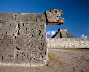 O grande parque de diversões e no fundo o castillo, 750-1200