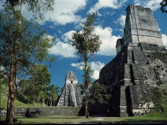 Templo Tikal II ou templo das máscaras, séculos VII a VIII