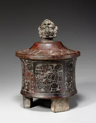 Uma embarcação de tripé esculpida e com tampa maia, c.250-450