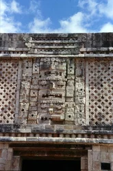 Detalhe de talha do Edifício East do Quadrangle Nunnery, Late Classic Maya, c.700-900 AD (foto)