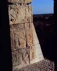 Detalhe de um friso de um guerreiro, El Castillo