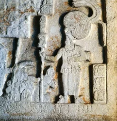 Detalhe do lintel IV retratando uma homenagem a ser paga pelos vencidos, de Piedras Negras, Usumacinta, Guatemala, Período Clássico Final (600-900) (pedra)