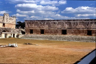 Edifício Leste do Quadrilátero do Convento, Maia Clássico Final, c.700-900 d.C. (foto)