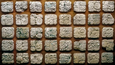 Calendário maia (320-1697) composto por diferentes glifos