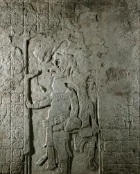 Arte Maia: painel n. 1 do site maia de El Cayo (entre 600 e 800) representando um personagem rodeado por inscrição em hieróglifos em referência a cálculos astronômicos. Coleção Particular