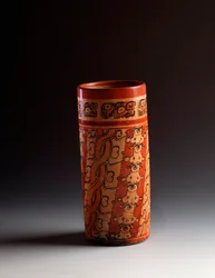 Vaso cilíndrico de barro policromado. De Tikal