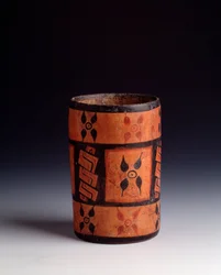 Vaso cilíndrico de barro policromado com flores. De Tikal