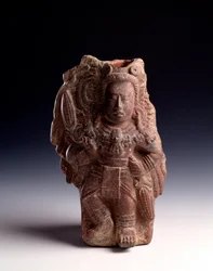 Arte pré-colombiana, civilização maia, período clássico: estatueta antropomórfica de barro representando uma deusa associada ao milho, com a função de apito. Proveniente de Alta Verapaz, Guatemala. Dimensões: 23,5 x 14,5 cm. Cidade da Guatemala, Museu