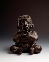 Arte pré-colombiana, civilização maia, período inicial: vaso antropomórfico de barro representando um homem sentado com as mãos unidas em forma de círculo. De Uaxactún, Guatemala. Dimensões: alt. 21,2 x largura 20,2 cm. Guatemala, Museo Nazionale di