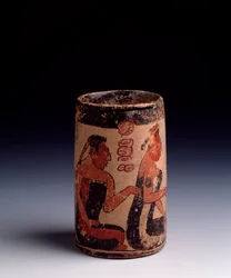 Arte pré-colombiana, civilização maia, período clássico: vaso cilíndrico de barro decorado com dois homens e uma mulher a realizar um ritual. Proveniente de Tayasal, Guatemala. Dimensões: altura 11,2 x diâmetro 6 cm. Cidade da Guatemala, Museo Nacional de