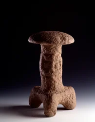 Arte pré-colombiana, civilização maia, período clássico: escultura de pedra em forma de cogumelo trípode. De Chimaltenango, Guatemala. Dimensões: 31,3 x largura 18 cm. Guatemala, Museo Nazionale di Archeologia e Etnologia