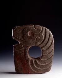 Arte pré-colombiana, civilização maia, período clássico: machado zoomórfico de pedra esculpida representando uma serpente estilizada. De Bolivia, Escuintla, Guatemala. Dimensões: 25 x largura 21 cm. Guatemala, Museo Nazionale di Archeologia e Etnologia