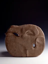 Arte pré-colombiana, civilização maia, período clássico: machado zoomórfico de pedra esculpida que representa a cabeça de um veado. Dimensões 26,5 x largura 19,5 cm. Guatemala, Museo Nacional de Arqueología y Etnología