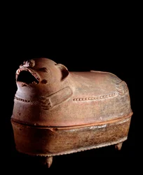 Arte pré-colombiana, civilização maia, período clássico tardio: urna funerária tetrápode de barro com tampa em forma de jaguar. De Nebaj, Guatemala. Dimensões: alt. 52 x largura 70 cm. Guatemala, Museo Nazionale di Archeologia e Etnologia