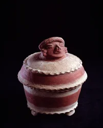 Arte pré-colombiana, civilização maia, período clássico tardio: urna funerária trípode de barro com uma tampa em forma de cabeça humana. De Nebaj, Guatemala. Dimensões: alt. 21,6 x diâm. 18,5 cm. Cidade da Guatemala, Museo Nazionale di Archeologia e