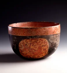 Arte pré-colombiana, civilização maia, período clássico tardio: taça de barro policromado decorada com glifos. Proveniente de Uaxactún, Quiché, Guatemala. Dimensões: alt. 12,5 x diâm. 18,5 cm. Guatemala, Museu Nacional de Arqueologia e Etnologia