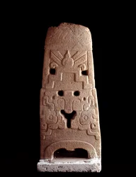 Arte pré-colombiana, civilização maia, período pré-clássico: estela de pedra decorada com a máscara estilizada de uma divindade. 600-1100 d.C., de Sacatepéquez, Guatemala. Altura 103 cm. Cidade da Guatemala, Museo Nacional de Arqueología y Etnología