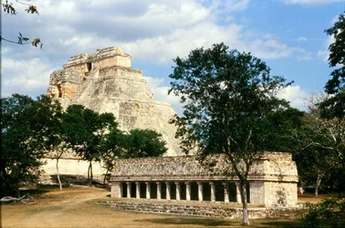 A Casa dos Pássaros e a Pirâmide do Músico, Maia Clássico Final, c.700-900 d.C. (foto)
