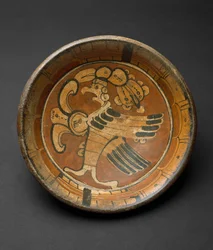 Placa de Tripé com Pássaro Sobrenatural, 550-800 DC (faiança com pintura policromada)
