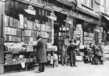 Uma livraria em Charing Cross Road, Londres, 1926-1927.
