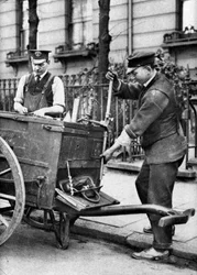 Um instalador de gás, Londres, 1926-1927.