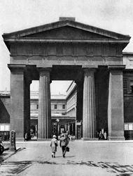 O arco dórico que conduz à estação de Euston, Londres, 1926-1927.