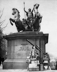 Monumento da ponte de Westminster, Londres, 1926-1927.