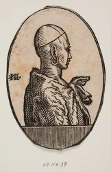 Medalhão circular com retrato a meio corpo de homem barbudo de calotte e brinco, com uma pele sobre o ombro; perfil para a direita