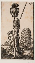 Soldado portando uma lança e uma espada, visto de perfil à esquerda, parado em uma paisagem litorânea; atrás dele, uma grande árvore; seu cocar é ornamentado com uma pluma colossal