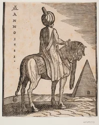 Cavaleiro desarmado, de turbante, visto obliquamente por trás; ou seja ao fundo uma pirâmide