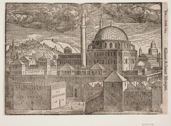 Mesquita não identificada com 2 minaretes, vista de sudeste; televisão. montanha com cidade fortificada