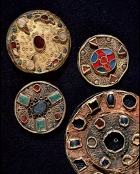 Arqueologia da Idade Média. Arte bárbara da Gália: fíbulas, do latim fibula, que significa fixação, em trabalhos de filigrana de ouro e prata, estilo policromo. França, período merovíngio, séculos VI-VII. Estrasburgo, Museu Arqueológico do Palais R