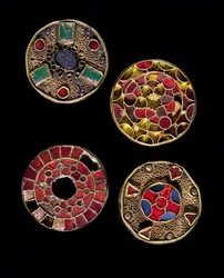 Arqueologia da Idade Média. Arte bárbara da Gália: fíbulas, do latim fibula, que significa fixação, em trabalhos de filigrana de ouro e prata, estilo policromo. França, período merovíngio, século VI-VII. Estrasburgo, Musée d