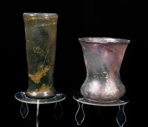 Civilização bárbara: copos de vidro do período merovíngio. Séculos VI-VII. Estrasburgo, Museu Arqueológico do Palais Rohan