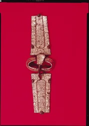 Fivela de cinto, do cemitério de Escolives-Sainte-Camille, Yonne (prata)