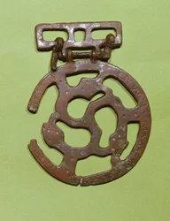 Decoração de cinto encontrada em Saint-Denis, França (metal)