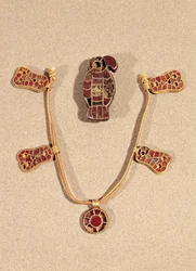 Broche em forma de águia e colar, do século IV ao VI (esmalte dourado e cloisonne)