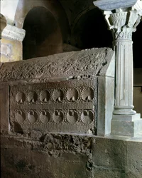 Merovingian art: cenotaph da abadessa Theodechilde (ou Telchide) (falecido em 662 d.C.). Monumento funerário de pedra. Abadia de Jouarre (Sena e Marne)