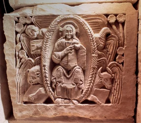 Arte merovíngia: o Cristo tetramorfo. Relevo inferior do túmulo de Agilberto, bispo de Paris, século VII. Monumento funerário em pedra. Abadia de Jouarre, Sena e Marne.