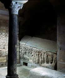 Arte merovíngia: túmulo de Agilbert (século VII), bispo de Paris. Monumento funerário de pedra. Abadia de Jouarre (Sena e Marne).
