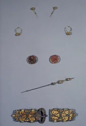 Art Merovingian (Gaulês): Conjunto da Rainha dos Francos Arnegundes ou Aregonde (v.515-600), cerca de 570. Esposa de Clotaire I (511-561). De cima para baixo: par de pinos em prata filigrana e ouro, par de brincos em prata cloisonne, cobre filigrana, grana