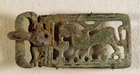 Arte merovíngia: fivela de cinto representando um animal fantástico. Gália, século VI. Museu Nacional de Arqueologia, Saint-Germain-en-Laye