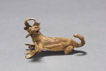 Veado Comendo Pingente De Milho, c. 1000-1550 (ouro fundido)
