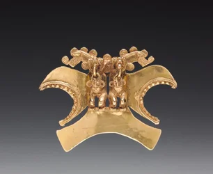 Pingente de figura com cabeça de pássaro dupla, c. 1000-1500 (ouro fundido e martelado)