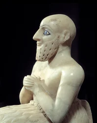 Arte mesopotâmica: estátua do intendente Ebih-il. Escultura de alabastro, concha, lápis-lazúli e xisto, cerca de 2500 a.C. (período sumério, cerca de 2900-2200 a.C.). De Mari. Altura: 0,525 m. Paris, Museu do Louvre