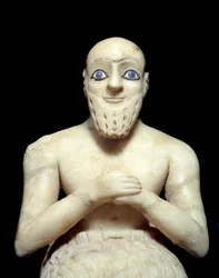 Arte mesopotâmica: Estátua do intendente Ebih-il. Escultura de alabastro, concha, lápis-lazúli e xisto, cerca de 2500 a.C. (período sumério, cerca de 2900-2200 a.C.). De Mari. Altura: 0,525 m. Paris, Museu do Louvre